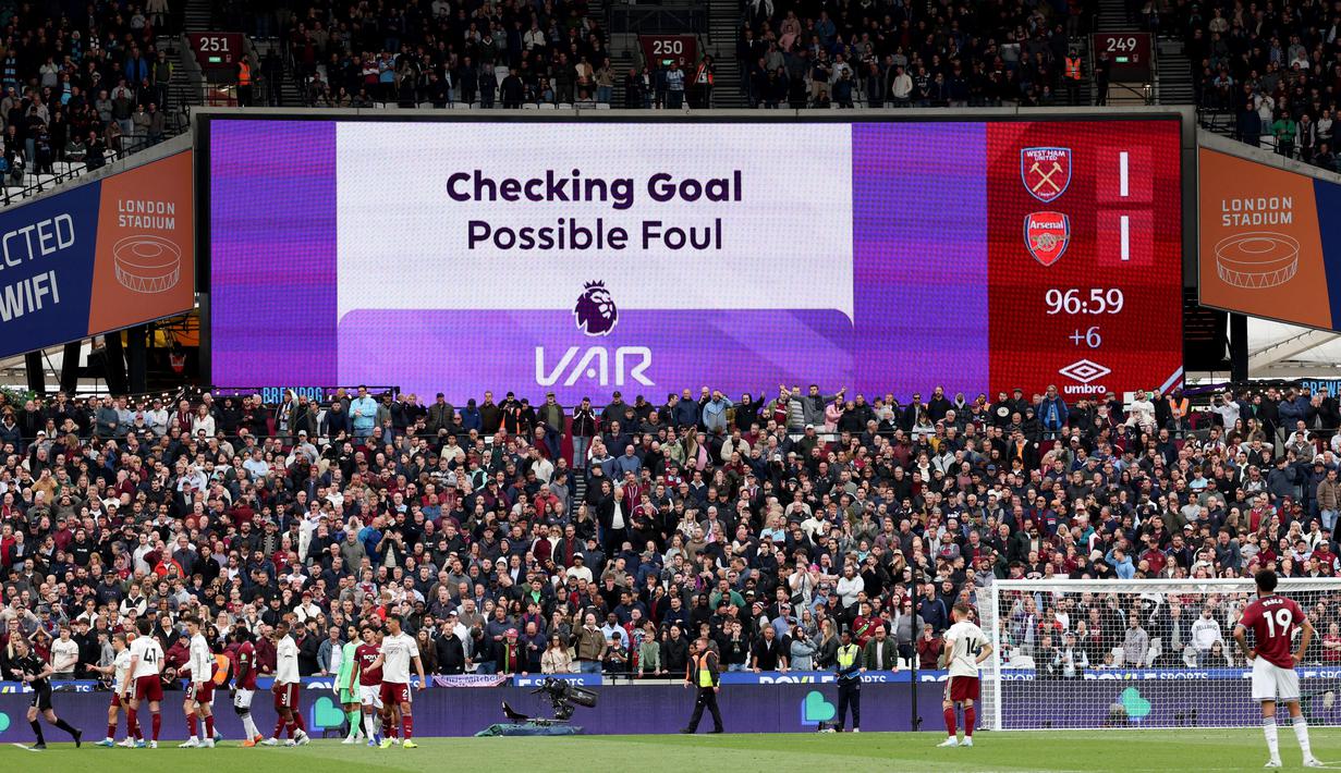 Gol tersebut awalnya terlihat sah. Bola hasil tembakan keras Wilson bahkan sudah melewati garis gawang sebelum akhirnya dibuang pemain Arsenal. (AFP/Adrian Dennis)