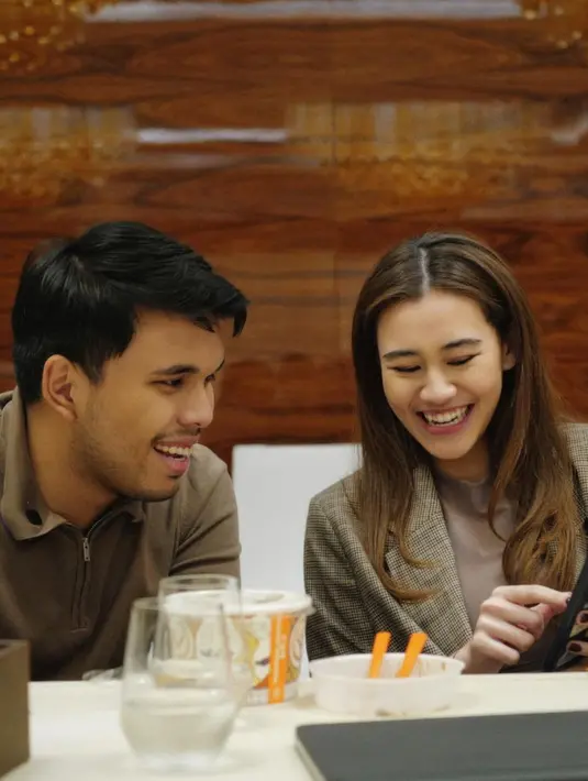 Seperti pada potret ini, ketika Aaliyah dan Thariq Halilintar kompak mengenakan outfit serba cokelat [@aaliyah.massaid]