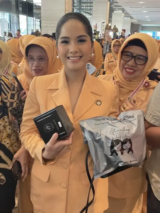 <p>Melengkapi tampilannya dengan aksesori anting-anting mutiara berukuran besar. Dengan riasan wajah blush on pink dan lipstik pink glossynya. [@hjitwinshop]</p>