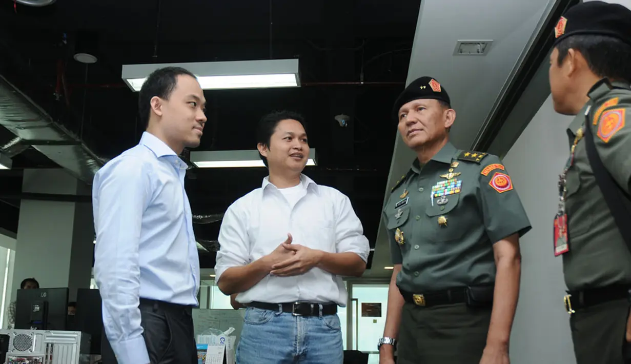 Beserta jajarannya, Kapuspen TNI Mayjen M Fuad Basya, juga berkunjung ke ruang redaksi Liputan6.com yang ada di SCTV Tower, Jakarta, Kamis (24/4/2014). (Liputan6.com/Helmi Fithriansyah)