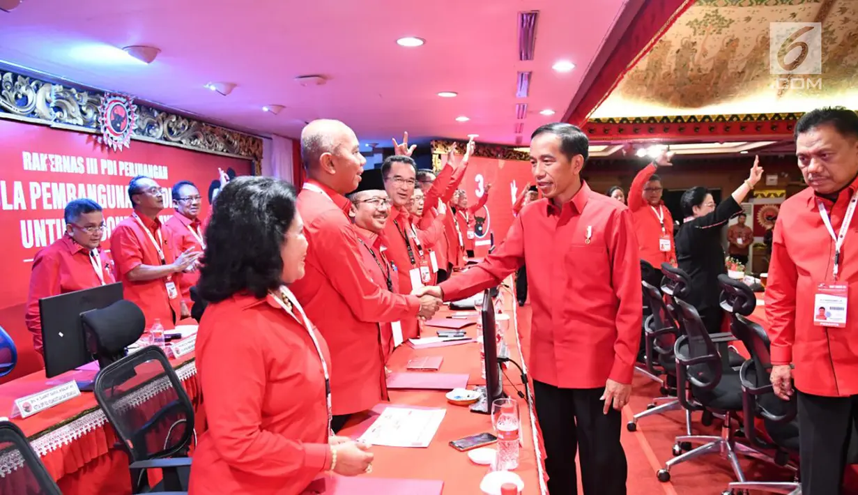 Presiden Joko Widodo atau Jokowi menyalami sejumlah kader saat Rakernas PDIP III Tahun 2018 di Badung, Bali, Jumat (23/2). (Liputan6.com/Pool/Biro Pers Setpress)