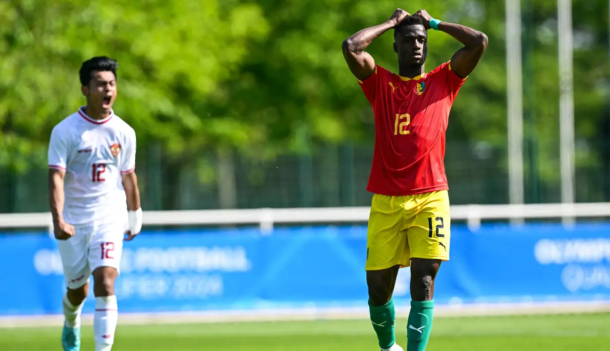 Reaksi kecewa striker Guinea U-23, Algassime Bah usai gagal mencetak gol ke gawang Timnas Indonesia U-23 lewat eksekusi tendangan penalti pada laga play-off antar-konfederasi menuju Olimpiade Paris 2024 di Stade Pierre Pibarot, Centre National du Football de Clairefontaine, Prancis, Kamis (9/5/2024). (AFP/Miguel Medina)