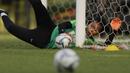 Kiper Timnas Indonesia U-22, Awan Setho, menangkap bola saat latihan di Lapangan F Senayan, Jakarta, Jumat (15/11). Latihan ini persiapan jelang Sea Games 2019 Filipina. (Bola.com/Vitalis Yogi Trisna)