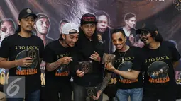 Boomerang, Grassrock dan D'bandhits berpose bareng seusai peluncuran album di Kawasan Kemang, Jakarta, Jumat (29/04/2016). Boomerang, Grassrock dan D'bandhits launching album kompilasi mereka yang diberi nama 3 ROCK. (Liputan6.com/Herman Zakharia)