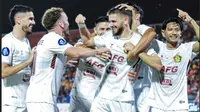 Majed Osman mendapat sambutan dari pemain Persik Kediri saat mencetak gol perdananya musim ini ke gawang Bali United pada laga pekan ke-18 BRI Liga 1 2024/2025 di Stadion Kapten I Wayan Dipta, Gianyar, Minggu (12/1/2025). (Bola.com/Gatot Sumitro)