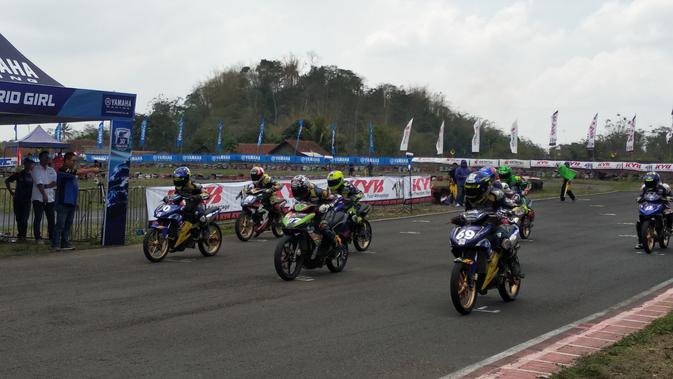 Para pembalap saat akan bersiap di Yamaha Cup Race 2019 yang berlangsung di sirkuit Bukit Peusar (Liputan6.com/Windi W)