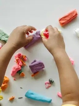 Meskipun berantakan, bermain tekstur optimalkan perkembangan saraf otak anak. [Dok/Pexels.com/Pavel Danilyuk].