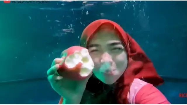 Aksi Ria Ricis Makan Sahur di Dalam Air Didukung Pengikutnya