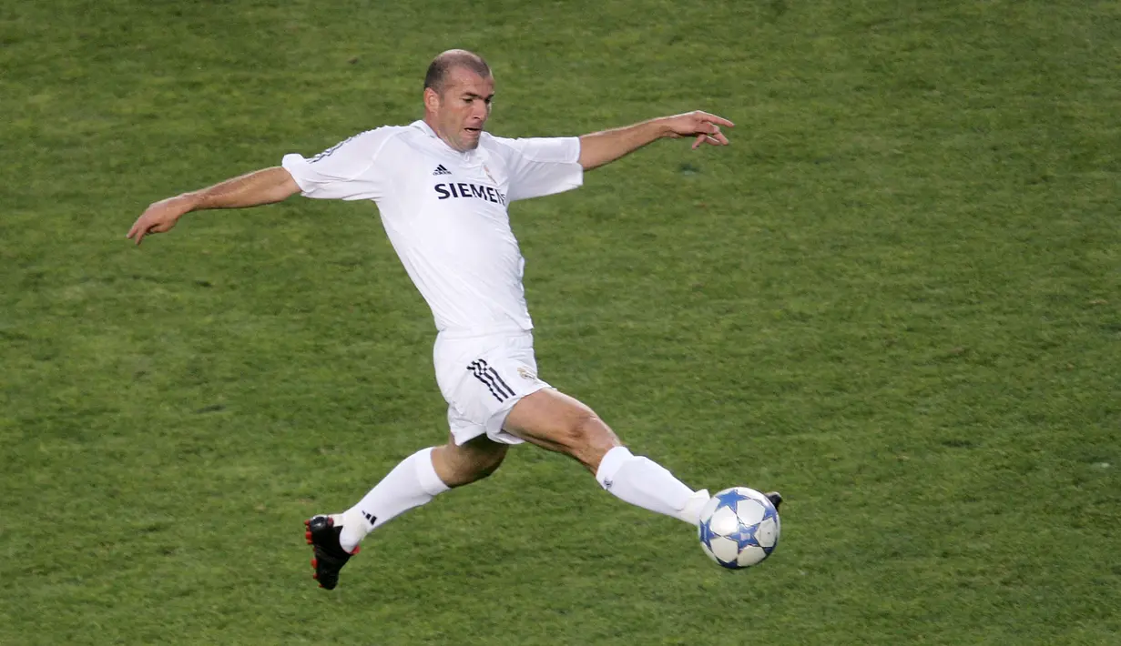 Zinedine Zidane - Pria berkepala plontos ini merupakan maestro lini tengah. Selain piawai mengatur serangan ia juga tajam untuk urusan merobek jala lawan. Zidane telah meraih berbagai gelar bergengsi mulai juara liga domestik Liga Champions, Piala Eropa hingga Piala Dunia. (AFP/Stphen Dunn)