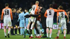 Para pemain Shakhtar Donetsk merayakan keberhasilan lolos ke 16 besar Liga Champions setelah mengalahkan Manchester City di Stadion Metalist, Kharkiv, Rabu (6/12/2017). Shakhtar menang 2-1 atas City. (AFP/Genya Savilov)