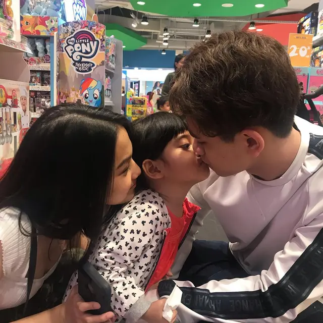 Bak Kakak Kandung, Ini 6 Potret Kebersamaan Aisyah Aqilah dengan Adik Athalla Naufal