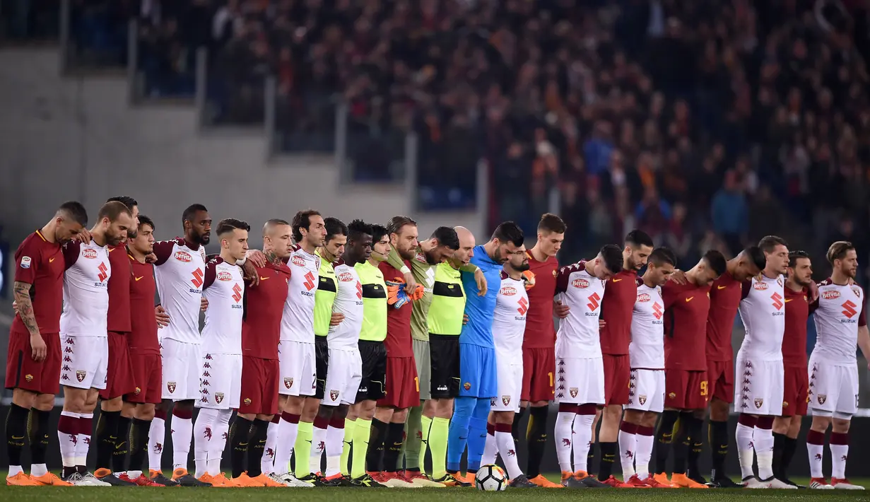 Para pemain memberikan penghormatan atas meninggalnya pemain Fiorentina, Davide Astori sebelum laga Serie A di Olympic Stadium, Roma, (9/3/2018). Roma menang 3-0. (AFP/Filippo Monteforte)