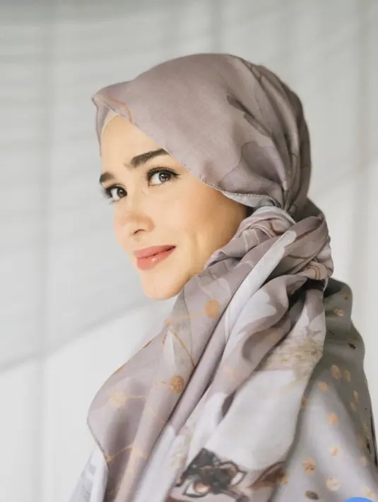 Sering dikira mualaf oleh warganet, sebenarnya mantan kekasih dari Baim Wong ini merupakan seorang muslim sedari lahir. Tak jarang, ia pun mengunggah potretnya saat mengenakan hijab. (Liputan6.com/IG/yaswildblood)