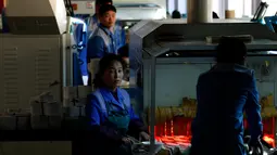 Pekerja menyelesaikan pembuatan sepatu di Pabrik Sepatu Ryuwon di Pyongyang, Korea Utara (1/2). Pabrik Sepatu Ryuwon merupakan spesialisasi dalam sepatu olahraga. (AP Photo/Dita Alangkara)