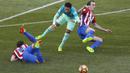 Penyerang Barcelona, Neymar, berebut bola dengan para pemain Atletico Madrid. Kemenangan ini membuat Barca terus menempel Real Madrid di puncak klasemen, sedangkan Atletico masih berada di posisi keempat. (AP/Daniel Ochoa)