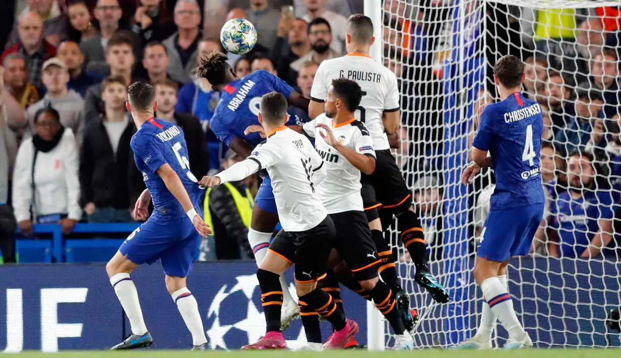 Striker muda Chelsea, Tammy Abraham (kiri tengah) melompat saat berebut bola dengan  pemain Valencia Kevin Gameiro pada laga perdana Grup H Liga Champions melawan Valencia  di Stamford Bridge, Rabu (18/9/2019). Chelsea takluk 0-1 di tangan Valencia. (AP Photo/Frank Augstein)