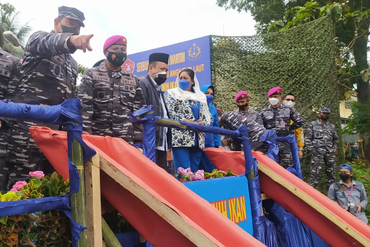 Kepala Staf Angkatan Laut Laksamana Yudo Margono tengah menunjukan kondisi sungai Citanduy yang telah berubah drastis setelah bersih-bersih bersama antara TNI-AL dan santri Suryalaya, Tasikmalaya.