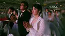 Ekspresi salah satu pasangan saat mengikuti pernikahan massal di Pusat Perdamaian Cheong Shim di Gapyeong, Korea Selatan, (7/9). Sebanyak 4.000 pasangan Korea Selatan dan asing ikut serta dalam acara ini. (AP Photo / Ahn Young-joon)