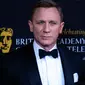 Saat masih merintis karier   sebagai aktor Daniel Craig, sempat tidur di kursi taman.   (FREDERIC J. BROWN / AFP)