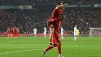 Pemain Turki, Cenk Tosun (bawah) melakukan selebrasi bersama rekannya setelah mencetak gol keempat timnya ke gawang Latvia pada laga Grup D Kualifikasi Euro 2024 di Konya Buyuksehir Belediye Stadium, Konya, Turki, Senin (16/10/2023) dini hari WIB. Tosun berhasil mencetak dua gol pada laga ini. Sementara dua gol lainnya dicetak oleh Yunus Agun (58') dan Muhammed Kerem Akturkoglu. (AFP/Ozan Kose)