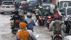 Pengendara melewati banjir yang menggenangi kawasan perempatan Mampang, Depok, Jawa Barat, Rabu (18/05/20222). Banjir tersebut disebabkan meluapnya Kali Mampang. Menurut pejabat setempat, banjir terjadi akibat adanya batang pohon yang tersangkut di kolong jembatan Mampang. (merdeka.com/Arie Basuki)