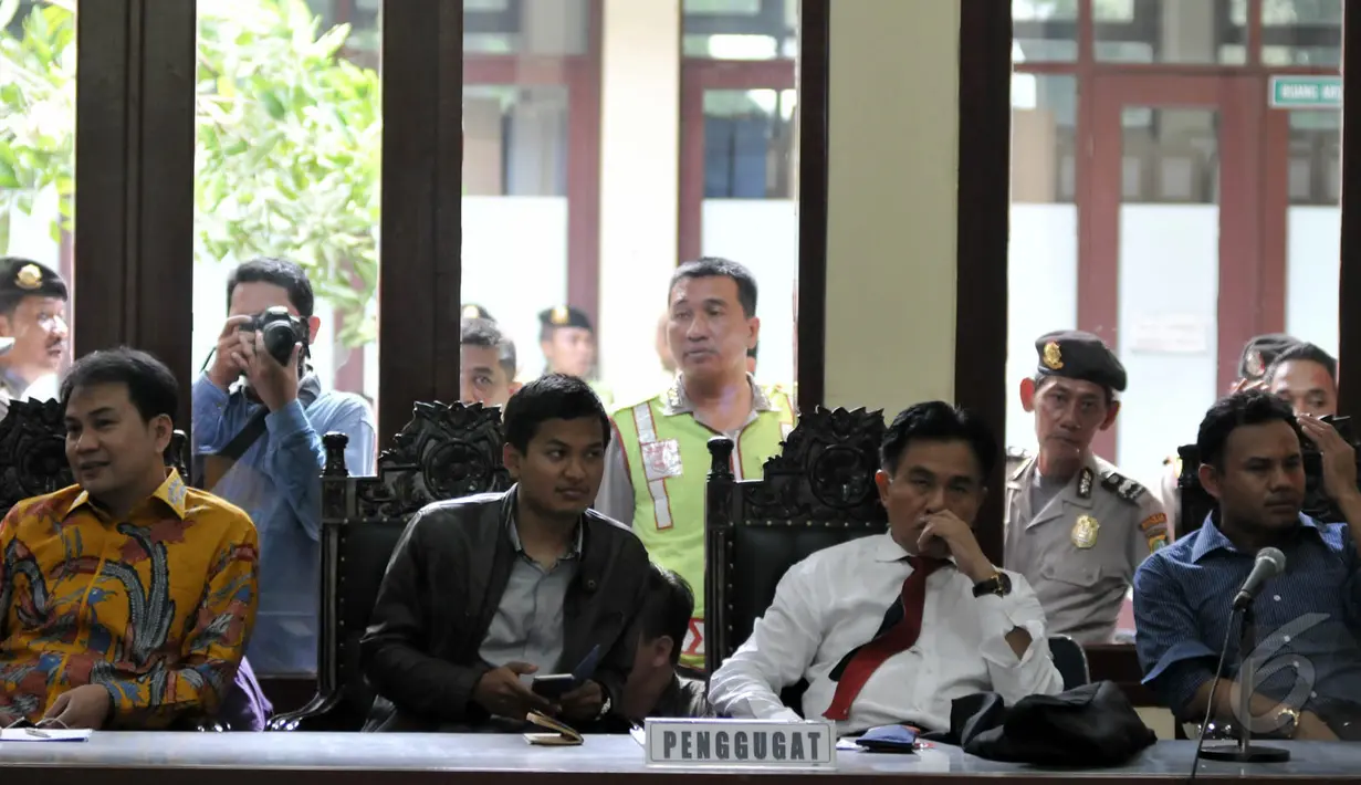 Kuasa hukum Partai Golkar hasil Munas Bali, Yusril Ihza Mahendra (kedua kanan) tampak memperhatikan jalannya Sidang Putusan PTUN terkait sengketa Partai Golkar Jakarta, Senin (18/5/2015).  PTUN mengabulkan gugatan kubu ARB. (Liputan6.com/Johan Tallo)