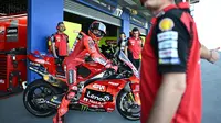 Marc Marquez pada tes pramusim MotoGP Thailand 2025. (MANAN VATSYAYANA / AFP)