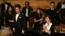 Isyana Sarasvati dan Jonathan Kuo memberi salam kepada penonton usai tampil dalam konser musik klasik di Aula Simfonia Jakarta, Sabtu (6/5). Usai tampil, Jonathan Kuo mengaku sangat puas dengan konser tersebut. (Liputan6.com/Fery Pradolo)