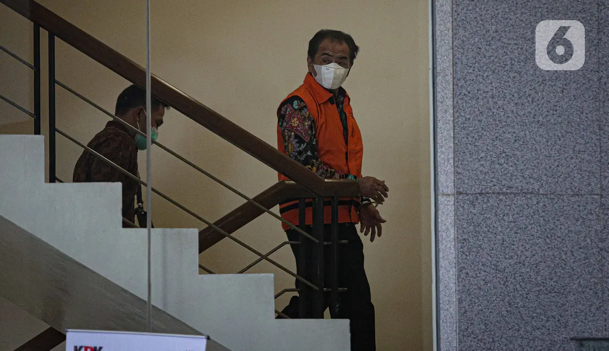 Bupati Banjarnegara Budhi Sarwono mengenakan rompi tahanan menaiki tangga di Gedung KPK, Jakarta, Jumat (24/9/2021). Bupati Banjarnegara Budhi Sarwono kembali menjalani pemeriksaan terkait kasus dugaan korupsi proyek infrastruktur. (Liputan6.com/Faizal Fanani)