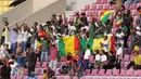 <p>Selebrasi suporter Timnas Mali U-17 setelah Mamadou Doumbia mencetak gol ke gawang Uzbekistan U-17 dalam pertandingan babak penyisihan Grup B Piala Dunia U-17 2023 di Stadion Manahan, Solo, Jumat (10/11/2023). (Bola.com/Arief Bagus)</p>