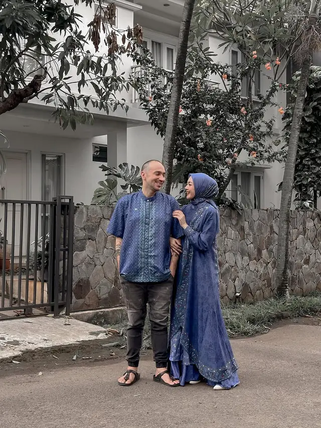 Potret Richa Iskak Kenakan Baju Couple dengan Suami (instagram/richaiskak/chanteofficial.id)