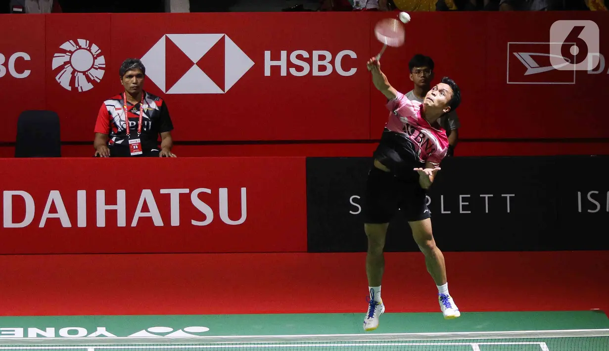 Tunggal putra bulu tangkis Indonesia Anthony Sinisuka Ginting melakukan servis ke arah wakil Hong Kong Lee Cheuk Yiu dalam pertarungan fase 32 besar yang dihelat di Istora Senayan, Jakarta, Rabu (25/1/2023). Ginting menumbangkan Lee dua gim langsung dengan skor 21-10, 21-12. (Liputan6.com/Herman Zakharia)