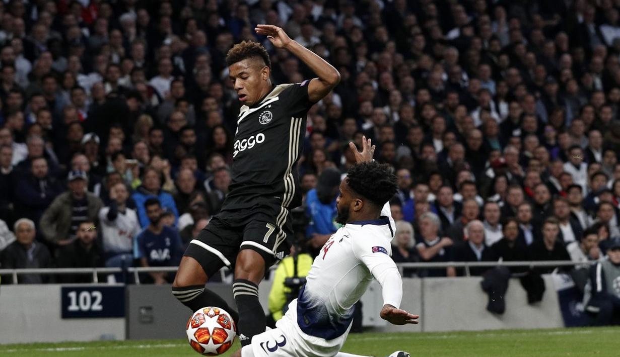 Bek Spurs, Danny Rose menghadang pergerakan David Neres pada leg 1, Semifinal Liga Champions yang berlangsung di Stadion Tottenham Hotspur, London, Rabu (1/5). Ajax menang 1-0 atas Tottenham Hotspur. (AFP/Emmanuel Dunand)