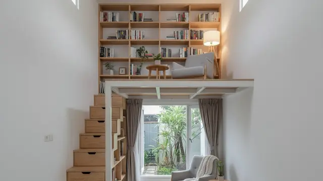 Inspirasi Rumah Kecil Mezzanine dengan Perpustakaan Mini di Area Atas