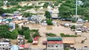 Upaya bantuan bagi pengungsi terus dilakukan, termasuk distribusi makanan dan pemeriksaan kesehatan di pusat-pusat evakuasi. Tampak foto udara menunjukkan pemandangan rumah-rumah yang terendam banjir di Kota Tuguegarao, Provinsi Cagayan, di utara Manila pada 10 November 2025, setelah sungai meluap akibat hujan deras yang disebabkan oleh Topan Super Fung-wong. (John DIMAIN/AFP)