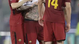 Radja Nainggolan (tengah) dan rekan-rekannya usai laga semifinal Liga Champions di Olympic Stadium,(2/4/2018). Nainggolan gagal membawa Roma ke final setelah kalah agregat dari Liverpool 6-7. (AP/Andrew Medichini)