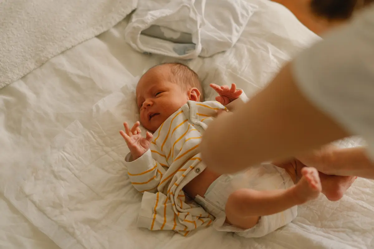 Ganti popok bayi