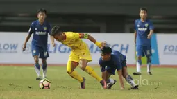 Pemain Bhayangkara FC U-19, Maldini (2kiri) berebut bola dengan pemain Persib U-19 pada laga Liga 1 U-19 di Stadion Patriot, Bekasi, (21/7/2017). Persib U-19 bermain imbang 1-1. (Bola.com/Nicklas Hanoatubun)