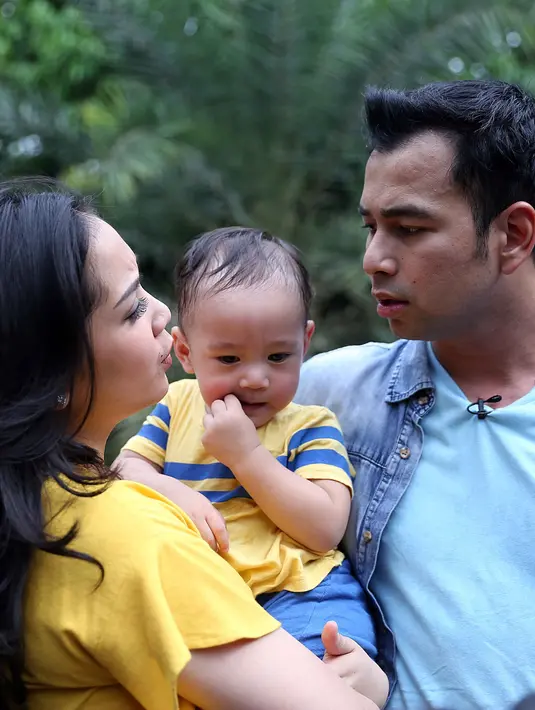 Sebuah acara ultah sederhana di gelar di halaman kediaman presenter yang tengah ditempa masalah kabar liburan bareng Ayu Ting Ting tersebut. Balon-balon dan bendera merah putih mewarnai kediaman Raffi di kawasan Pondok Labu. (Nurwahyunan/Bintang.com)