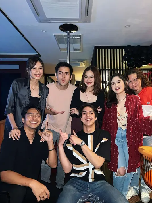 Rizky Nazar bersama sahabat yang baru saja memberikan kejutan ulang tahun. Tampak ada Mikha Tambayong, Deva Mahendra, Dul Jaelani,Tissa Biani dan El Rumi. "hepi besdey kak rizkyyyy!!,"tulis tissabiani. [Instagram/tissabiani]