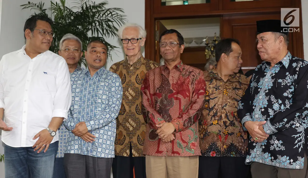 Mahfud MD (ketiga kanan) bersama para tokoh Gerakan Suluh Kebangsaan bersiap memberi keterangan usai melakukan pertemuan dengan Presiden RI kelima, Megawati Soekarnoputri di Jakarta, Jumat (17/5/2019). Pertemuan berlangsung tertutup. (Liputan6.com/Helmi Fithriansyah)