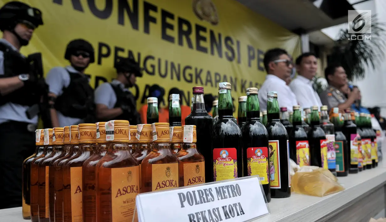 Barang bukti minuman keras atau miras oplosan saat dihadirkan dalam rilis di Mapolres Jakarta Selatan, Rabu (11/4). Polda Metro Jaya dan jajaran berhasil mengungkap kasus miras oplosan yang menewaskan puluhan orang. (Merdeka.com/Iqbal Nugroho)