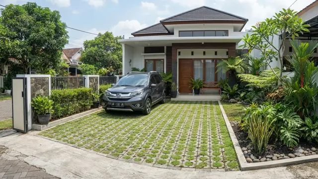Inspirasi Carport Berlantai Grass Block yang Cocok untuk Rumah Modern Minimalis Model Aksen Tanaman di Sisi Carport