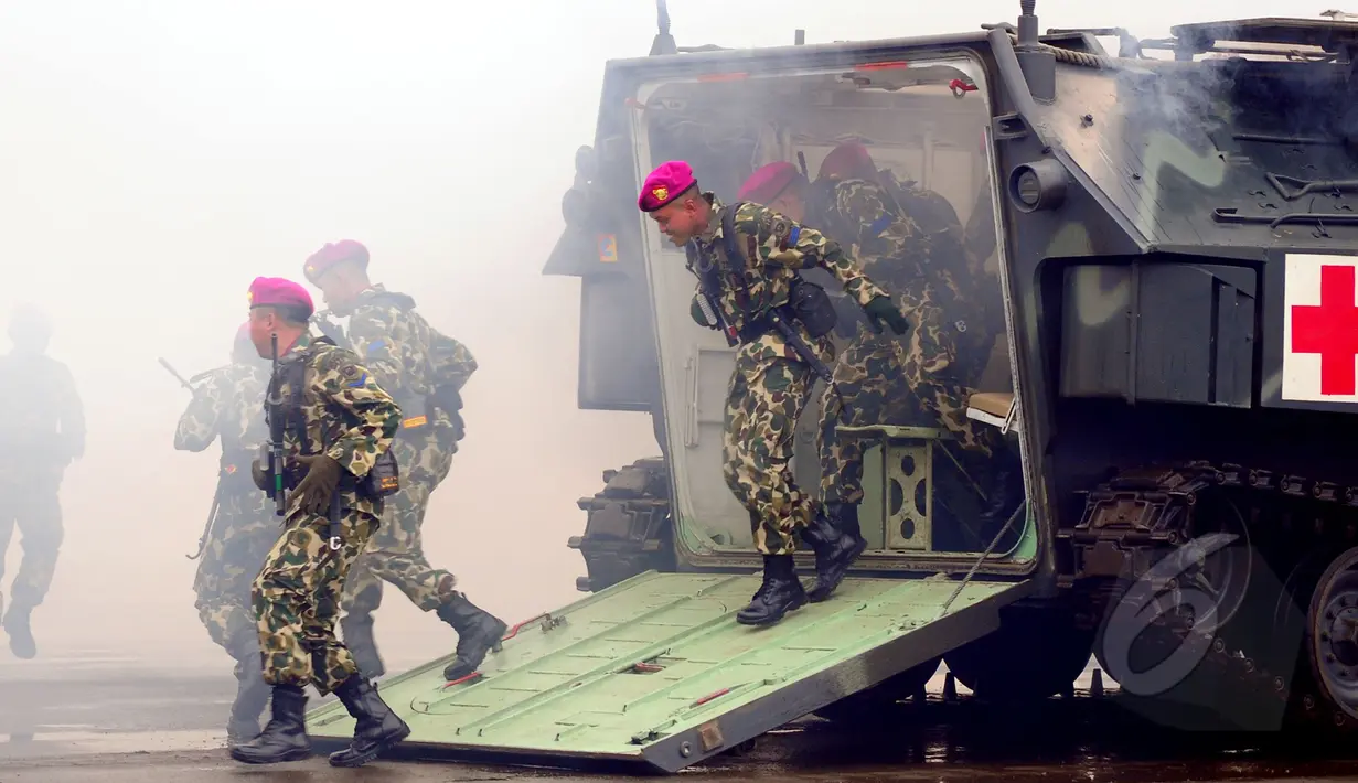 Prajurit Marinir TNI AL melakukan atraksi di Markas Marinir Cilandak, Jakarta Selatan, Kamis (2/4/2015). Antraksi tersebut untuk pemberian gelar Warga Kehormatan Marinir kepada KSAL Laksamana Ade Supandi. (Liputan6.com/Yoppy Renato)