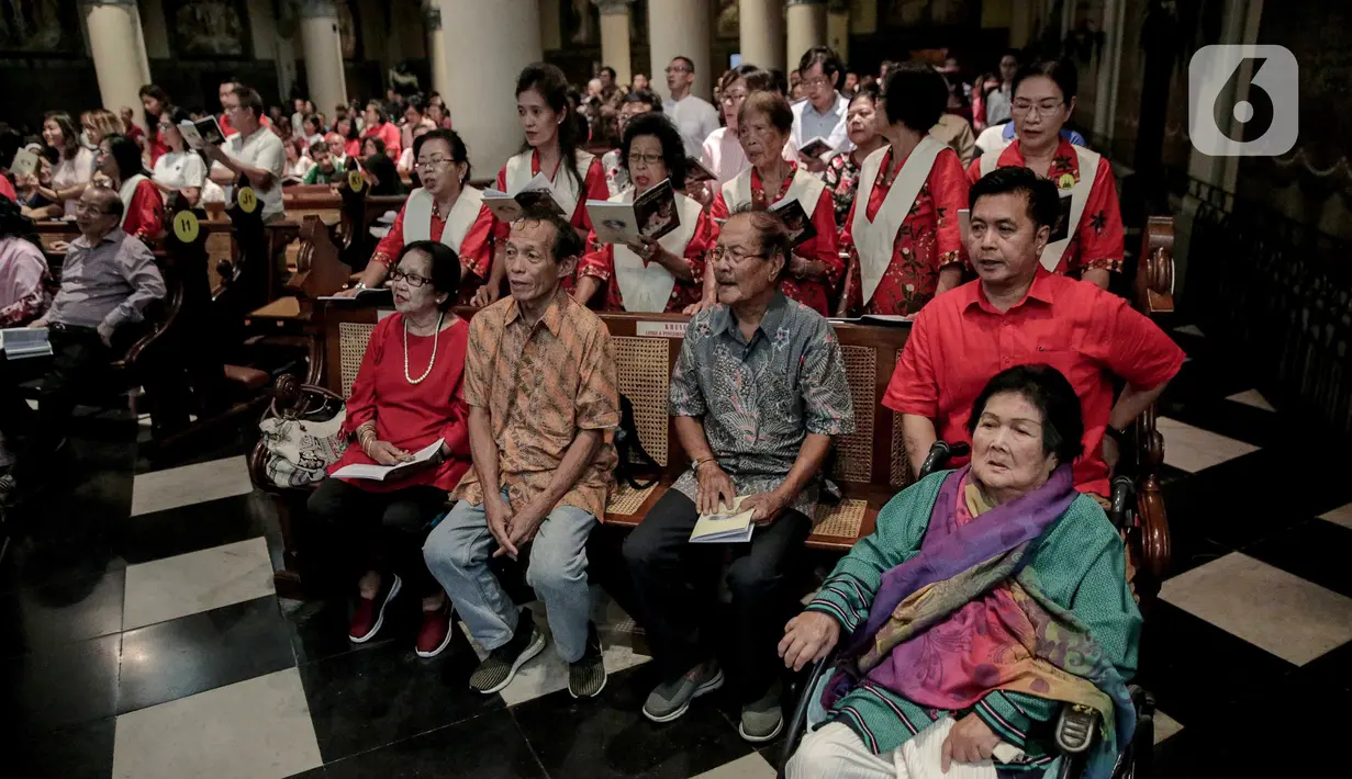 Jemaat melaksanakan misa malam Natal di Gereja Katedral, Jakarta, Selasa (24/12/2019). Jemaat tampak khidmat dalam mengikuti prosesi ibadah tersebut. (Liputan6.com/Faizal Fanani)