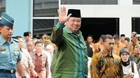 Presiden SBY melambaikan tangan kepada warga saat kunjungan kerja di Makassar. Presiden ke Makassar dalam rangka membuka muktamar ke-32 NU tanggal 23-28 Maret 2010. (ANTARA)
