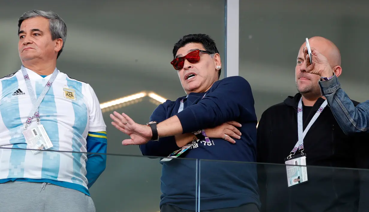 Ekspresi mantan bintang sepak bola, Diego Maradona (tengah) saat menyaksikan laga antara Argentina dan Islandia dalam penyisihan Grup D Piala Dunia 2018 di Stadion Spartak, Moskow, Rusia, Sabtu (16/6). (AP Photo/Ricardo Mazalan)