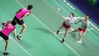 Pebulu tangkis ganda campuran Jepang, Yuta Watanabe/Arisa Higashino saat bertanding melawan wakil Korea Selatan, Seo Seung Jae/Chae Yu Jung pada babak semifinal Indonesia Open 2022 di Istora Senayan, Jakarta, Sabtu (18/06/2022). (Bola.com/Bagaskara Lazuardi)