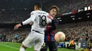 Pemain Barcelona, Gavi (kanan) berusaha melewati hadangan pemain Manchester United, Casemiro dalam pertandingan leg pertama play-off fase knockout Liga Europa 2022/2023 yang digelar di Stadion Spotify Camp Nou, Jumat (17/2/2023) dini hari WIB. (AFP/Pau Barrena)