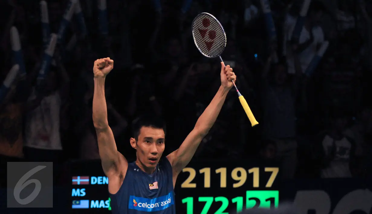 Tunggal putra Malaysia, Lee Chong Wei melakukan selebrasi usai menumbangkan Jan O Jorgensen (Denmark) di final BCA Indonesia Open 2016, Jakarta, Minggu (5/6/2016). Lee Chong Wei unggul 17-21, 21-19, 21-17. (Liputan6.com/Helmi Fithriansyah)